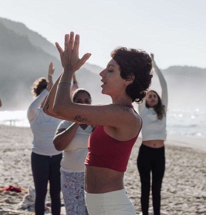 Laryssa Luzz em pose de yoga - Respirações profundas como pequenas demonstrações de amor ao seu corpo